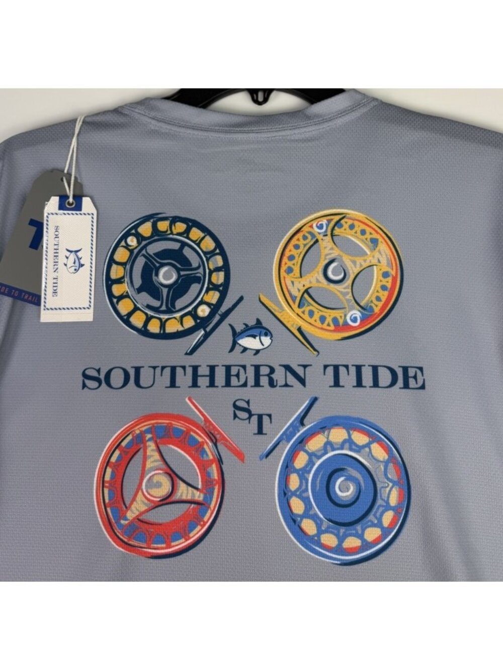 Southern Tide Men’s Small The Reel Deel Performance Tee – Seagull Grey